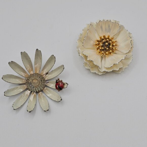 unbbranded Jewelry - Vintage White Daisy 2pc Floral Flower Head Lapel Pin Brooch Set